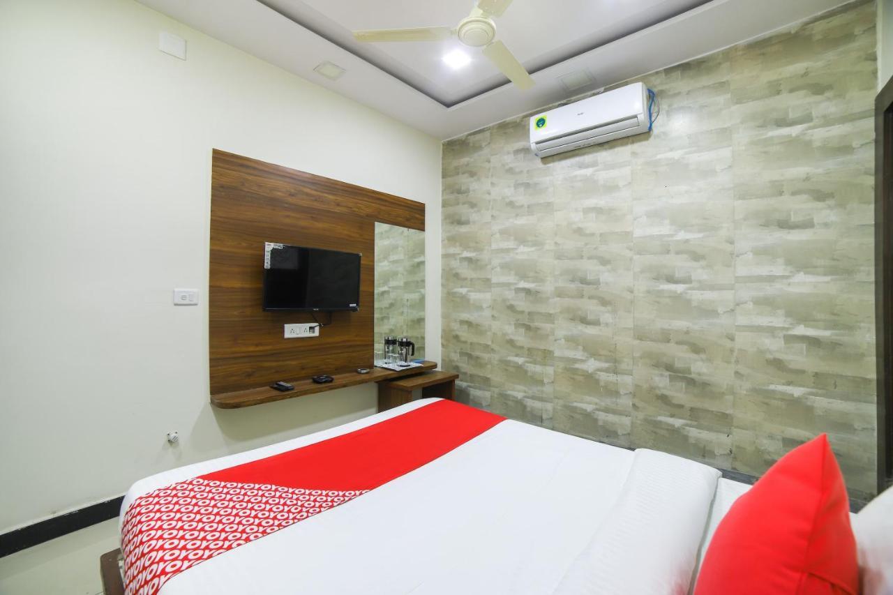 Oyo 67345 Hotel Anjani Inn Naroda Екстериор снимка